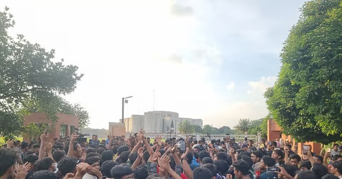 শিক্ষামন্ত্রীর পদত্যাগের দাবিতে সংসদ ভবনের সামনে শিক্ষার্থীদের অবস্থান