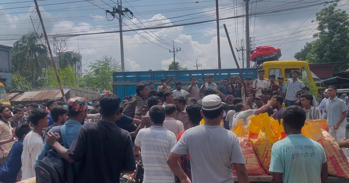 দিনাজপুরে এইচএসসি পরীক্ষার্থীদের রেললাইন অবরোধ