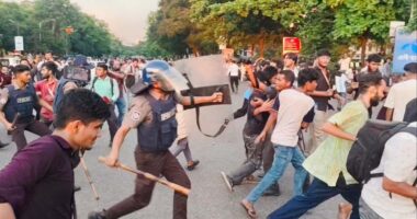 সংসদ ভবনের সামনে শিক্ষার্থীদের লাঠিচার্জ করে ছত্রভঙ্গ করলো পুলিশ
