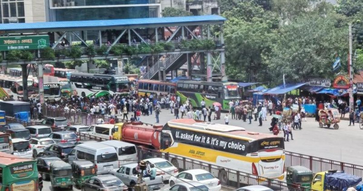 শিক্ষামন্ত্রীর পদত্যাগের দাবিতে উত্তরা-সায়েন্সল্যাবে পরীক্ষার্থীদের সড়ক অবরোধ