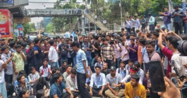 স্লোগানে উত্তাল সায়েন্সল্যাব, ‘তুমি কে, আমি কে ফার্মের মুরগি’