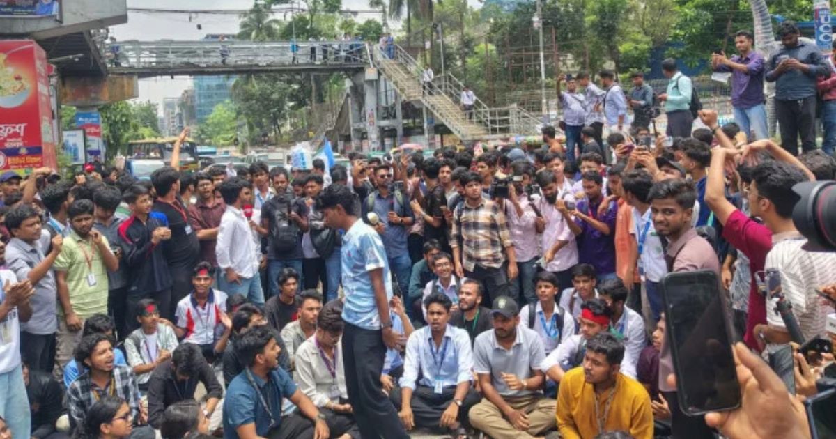 স্লোগানে উত্তাল সায়েন্সল্যাব, ‘তুমি কে, আমি কে ফার্মের মুরগি’