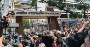 ঢাকা শিক্ষাবোর্ড ঘেরাও করেছেন শিক্ষার্থীরা