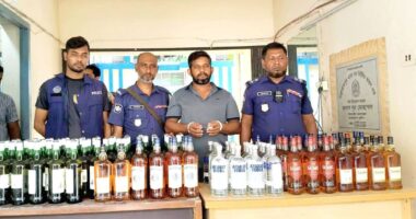পুলিশের অভিযানে অর্ধকোটি টাকার বিদেশি মদ জব্দ, পাজেরোসহ আটক ১