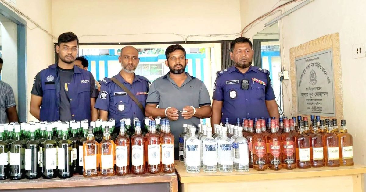 পুলিশের অভিযানে অর্ধকোটি টাকার বিদেশি মদ জব্দ, পাজেরোসহ আটক ১