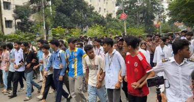 পদত্যাগের দাবি থেকে সরে এসে ছয় দফা নিয়ে সচিবালয়ে শিক্ষার্থীরা