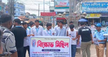 এইচএসসি পরীক্ষার্থীদের বিক্ষোভ, পরীক্ষা স্থগিত ও শিক্ষামন্ত্রীর পদত্যাগের দাবি