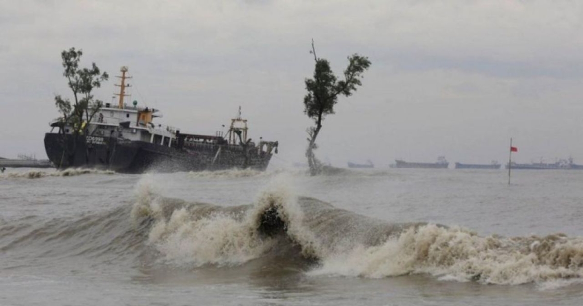 লঘুচাপ ঘনীভূত হওয়ার শঙ্কা, সমুদ্রবন্দরে ৩ নম্বর সতর্ক সংকেত বহাল