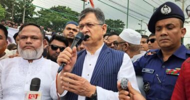 বন্যাদুর্গতদের মাঝে ত্রাণ বিতরণ, দ্রুত পুনর্বাসনের আশ্বাস স্বরাষ্ট্রমন্ত্রীর