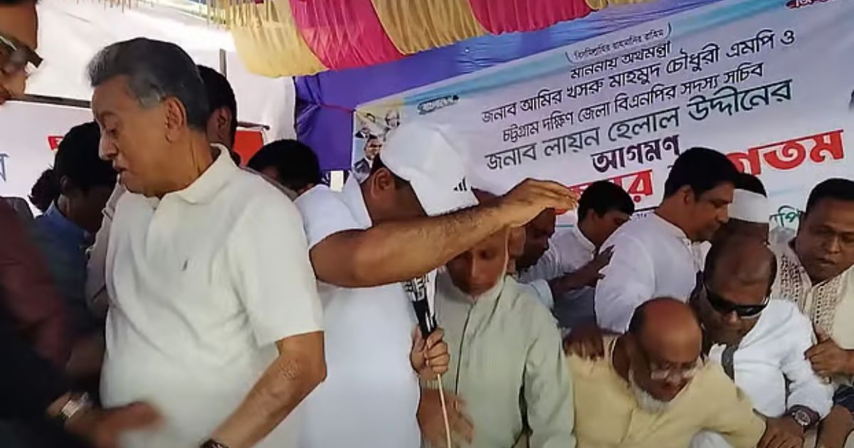 নেতা-কর্মীদের চাপে ভেঙে পড়ল মঞ্চ, অক্ষত অর্থমন্ত্রী
