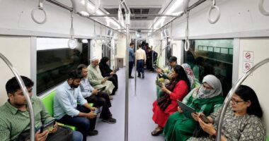 মেট্রোরেলে ইয়ারফোন ছাড়া গান শুনলে আড়াই হাজার রুপি পর্যন্ত জরিমানা