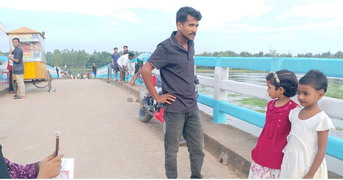 নিজ উদ্যোগে আর্জেন্টিনার পতাকার রঙে রাঙানো ব্রিজ, দেখতে ভিড় দূর-দূরান্তের দর্শনার্থীদের