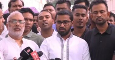 জিয়া-খালেদার কবরে শ্রদ্ধা, দায়িত্ব পালনে দোয়া চাইলেন রাশেদ খাঁন