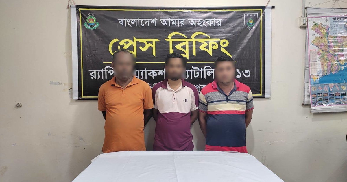 দিনাজপুরে কুরিয়ার সার্ভিসের গোডাউন থেকে ৩৩,৭২৪ বোতল নিষিদ্ধ যৌন উত্তেজক সিরাপ জব্দ, গ্রেপ্তার ৩