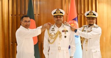 নবনিযুক্ত নৌবাহিনী প্রধানকে র‍্যাঙ্ক ব্যাজ পড়িয়ে দিলেন প্রধানমন্ত্রী