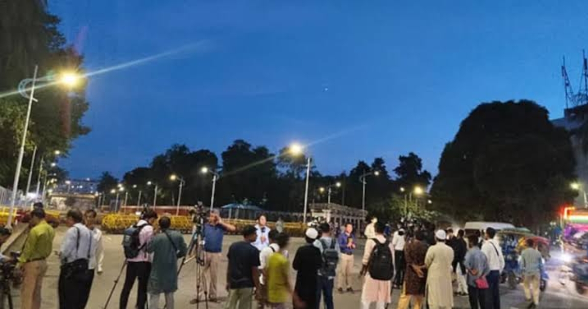 রাষ্ট্রপতির পদত্যাগের পর বঙ্গভবনের সামনে উৎসুক জনতা ও বিভিন্ন গণমাধ্যম কর্মীদের ভিড়