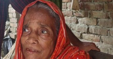 আমতলীতে জমি লিখে না দেওয়ায় বৃদ্ধা মাকে ঘাড়ধাক্কা দিয়ে বের করে দেওয়ার অভিযোগ