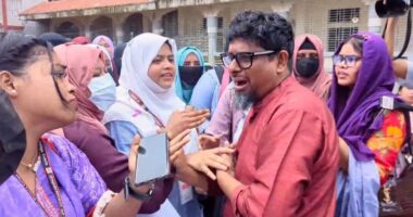 আমি সরকারি চাকরি করি,তোমরা আমার চাকরিটা খাইয়ো না, আমি মারা যাব,তোমরা আমার কোনো ক্ষতি কইরো না
