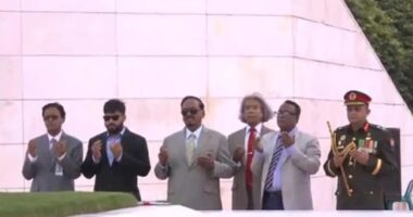 জিয়াউর রহমান ও খালেদা জিয়ার কবরে শ্রদ্ধা জানালেন ভারপ্রাপ্ত রাষ্ট্রপতি
