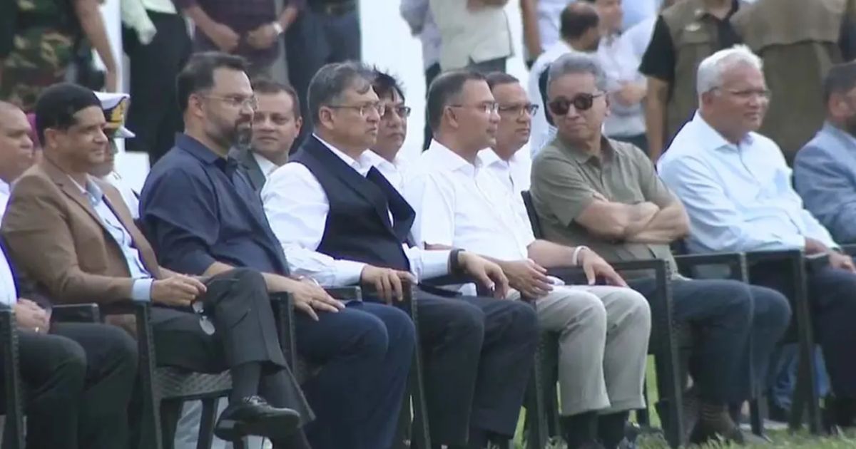 ভিআইপি বক্স ছেড়ে মাঠে নেমে খেলা দেখলেন প্রধানমন্ত্রী