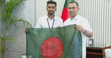 প্রধানমন্ত্রীর হাতে রক্তমাখা জাতীয় পতাকা তুলে দিলেন জুলাইযোদ্ধা শেখ আজিজুর