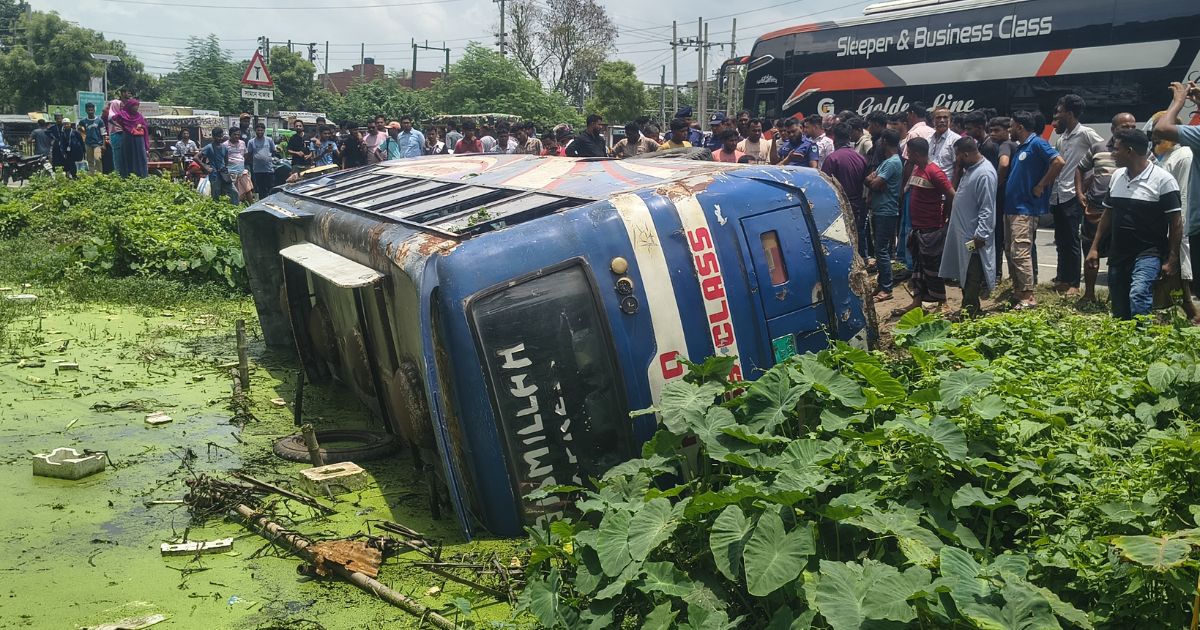মেহেরপুরে যাত্রীবাহী বাস উল্টে খাদে, আহত-১৫
