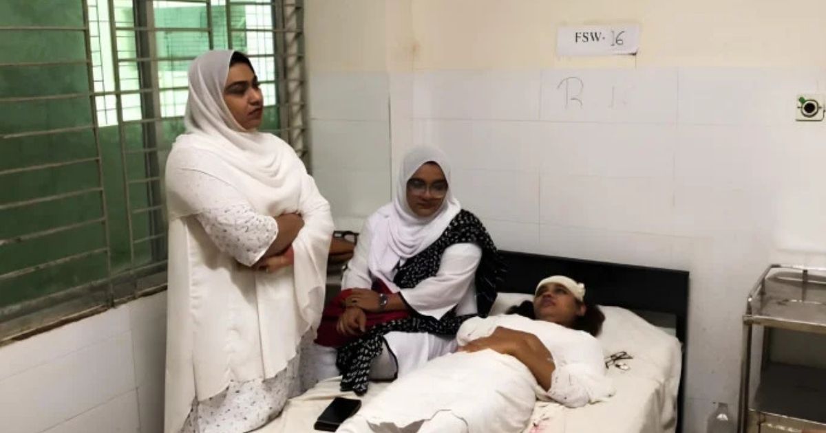 আদালতে বিচার চলাকালে পেপারওয়েট ছুড়ে নারী আইনজীবীর মাথা ফাটালেন বিচারক