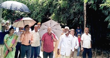 চিলাহাটির ‘পাখির গ্রাম’ পরিদর্শনে জেলা প্রশাসকসহ ঊর্ধ্বতন কর্মকর্তারা
