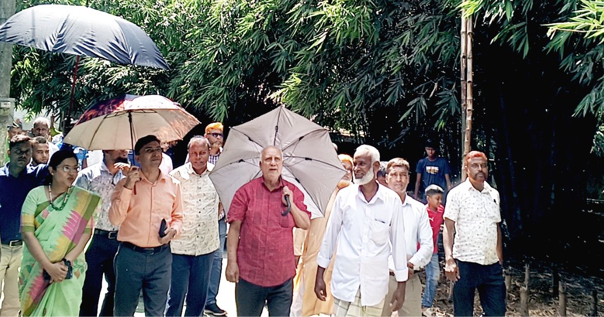 চিলাহাটির ‘পাখির গ্রাম’ পরিদর্শনে জেলা প্রশাসকসহ ঊর্ধ্বতন কর্মকর্তারা