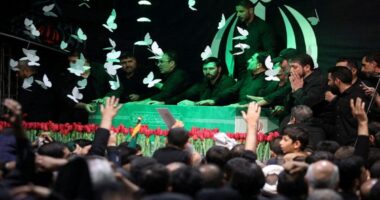 খামেনির প্রতি সর্বসাধারণের শ্রদ্ধা নিবেদন আজ, জনসমাগমে মুখর প্রাঙ্গণ