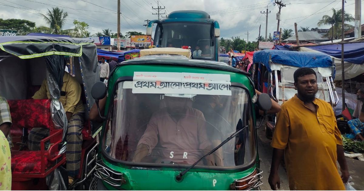 মহাসড়কের পাশে হাট, তীব্র যানজট দুর্ঘটনার আশঙ্কা, চরম ভোগান্তিতে যাত্রী ও পথচারীরা