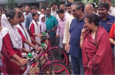 শাহজাদপুরে ভিক্ষুকদের দোকান ও শিক্ষার্থীদের মাঝে সাইকেল  বিতরণ করলেন স্বাস্থ্য প্রতিমন্ত্রী 
