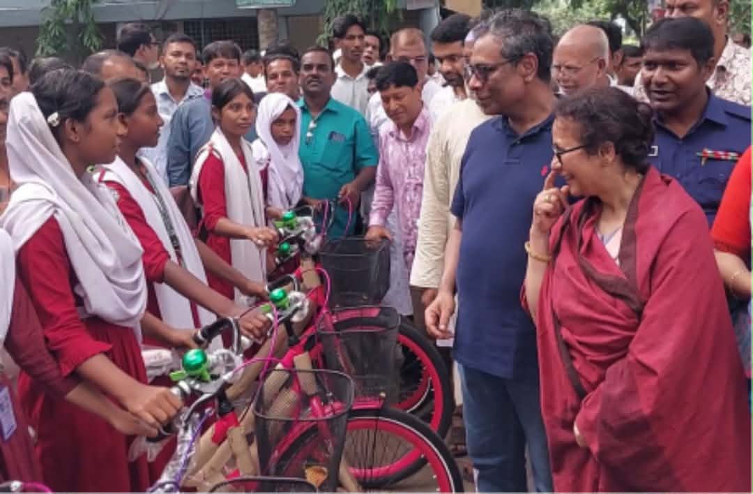 শাহজাদপুরে ভিক্ষুকদের দোকান ও শিক্ষার্থীদের মাঝে সাইকেল  বিতরণ করলেন স্বাস্থ্য প্রতিমন্ত্রী 