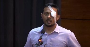 চোখ হারানো আলিফের প্রতি সহানুভূতি জানিয়ে চোখে ব্যান্ডেজ পরে বক্তব্য দিলেন নাসীরউদ্দীন পাটওয়ারী