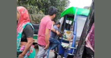 দীঘিনালা-মেরুং সড়কে পথচারীকে বাঁচাতে গিয়ে অটোরিকশা উল্টে আহত ৩