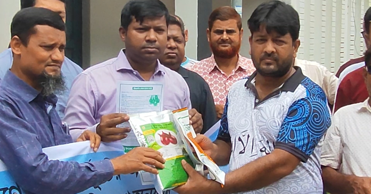 গাংনীতে ৮ হাজার কৃষকের মাঝে গ্রীষ্মকালীন পেঁয়াজবীজ বিতরণ