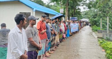 জেলেদের ৩০ লাখ টাকা নিয়ে উধাও বন কর্মকর্তা, টাকা ফেরত চেয়ে ভুক্তভোগীদের মানববন্ধন