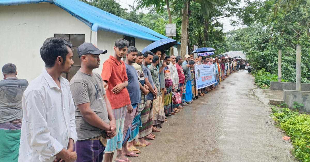 জেলেদের ৩০ লাখ টাকা নিয়ে উধাও বন কর্মকর্তা, টাকা ফেরত চেয়ে ভুক্তভোগীদের মানববন্ধন