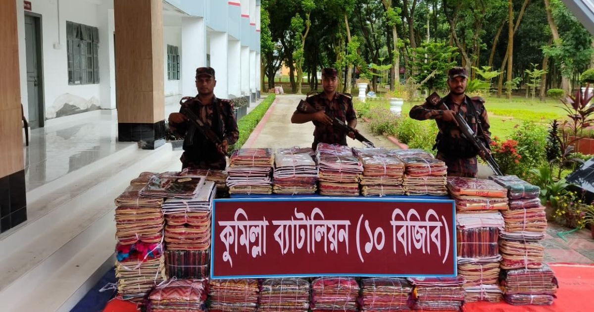 ১ কোটি ১৫ লাখ টাকার অবৈধ ভারতীয় শাড়ি ও মোবাইল ডিসপ্লে আটক করেছে ১০ বিজিবি