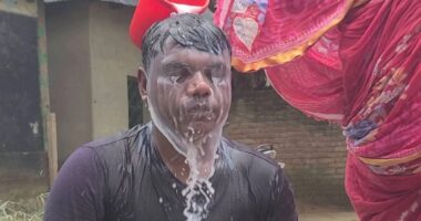 দল থেকে বহিষ্কার হয়েই দুধ দিয়ে গোসল করে রাজনীতি থেকে বিদায় নিলেন বিএনপি কর্মী