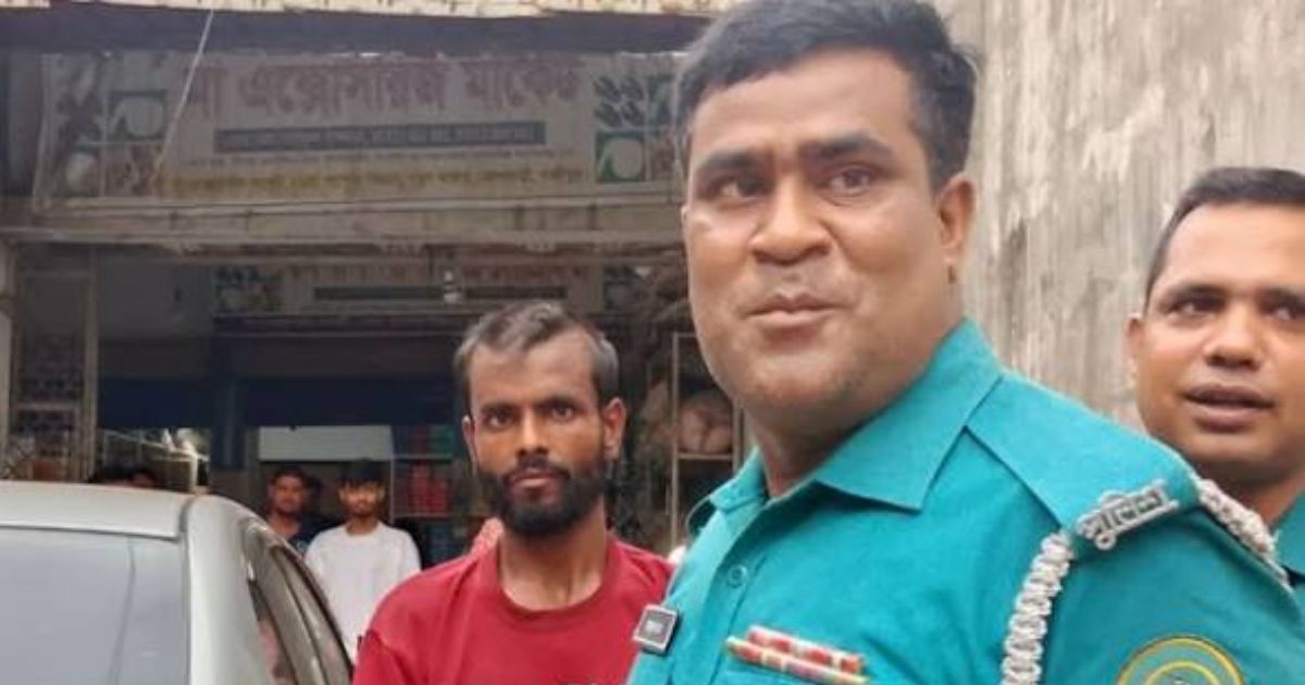 গাজীপুর চোরকে ১০০ রাকাত নামাজ পড়ালো দোকান মালিক