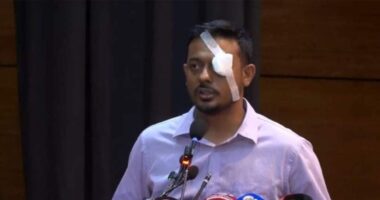 চোখে ব্যান্ডেজ বেঁধে বক্তব্য দিলেন নাসীরুদ্দীন পাটওয়ারী