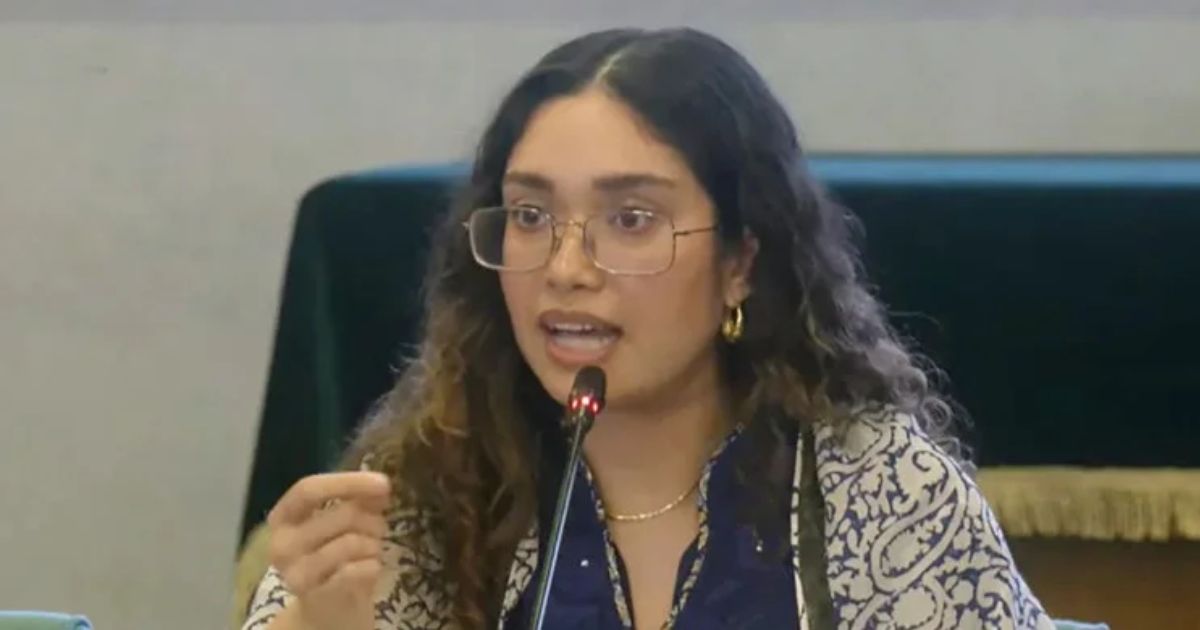 সাধারণ মানুষের মতো পরীক্ষা দিয়ে লাইনে দাঁড়িয়ে ড্রাইভিং লাইসেন্স নিলেন জাইমা রহমান