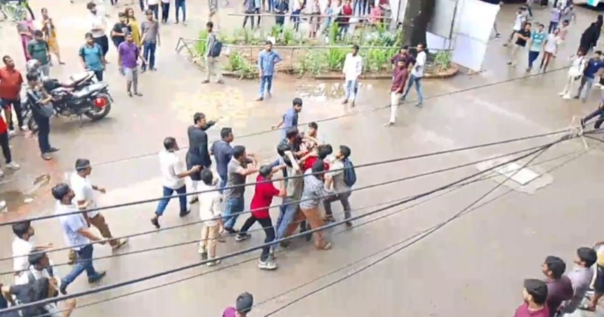 জবিতে ছাত্রদল-শিবির দফায় দফায় সংঘর্ষ, ভিপি-জিএসকে মেরে বের করে দেওয়ার অভিযোগ