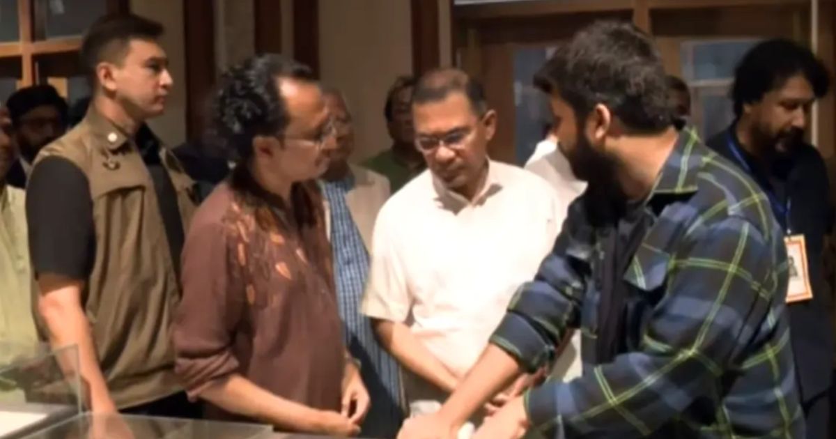 ‘জুলাই গণঅভ্যুত্থান স্মৃতি জাদুঘর’ উদ্বোধনের পর এর বিভিন্ন গ্যালারি ও প্রদর্শনী ঘুরে ঘুরে দেখছেন প্রধানমন্ত্রী