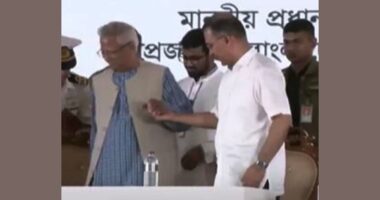 হাত ধরে ড. ইউনূসকে পাশে বসালেন প্রধানমন্ত্রী