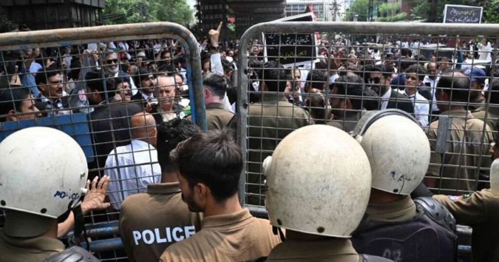 ইমরান খানের মুক্তির দাবিতে বিক্ষোভ