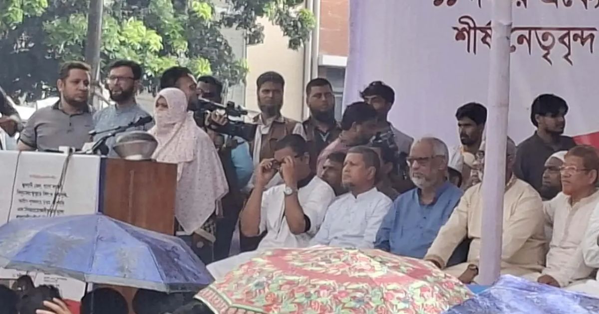 হাড়ি-পাতিল ও গ্যাসের চুলা নিয়ে ১১ দলের অবস্থান কর্মসূচিতে নারীরা