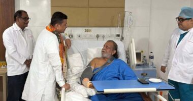 বলিউড অভিনেতা ও বিজেপি নেতা মিঠুন চক্রবর্তীকে দেখতে হাসপাতালে শুভেন্দু