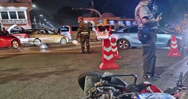 জাহাঙ্গীর গেইটের রাস্তায় লাশ , পাশে ভাঙাচোরা বাইক